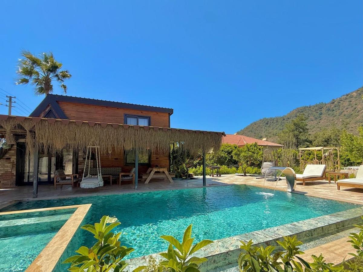 Villa With Hot Pool In *